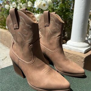 Tan Western Ankle Boots with Pointed Toe and Pull Tabs